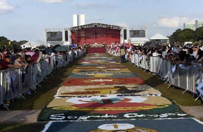 Todos os anos fiéis confeccionam o tradicional tapete com serragem, farinha e outros materiais(foto: Ed Alves/CB/D.A Press-2016) Todos os anos fiéis confeccionam o tradicional tapete com serragem, farinha e outros materiais(foto: Ed Alves/CB/D.A Press-2016)