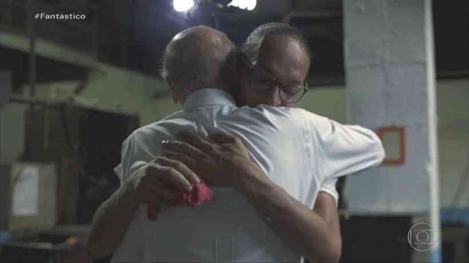 O abraço de Drauzio Varella a detenta Suzy de Oliveira gerou um movimento na internet (foto: Reprodução/ Tv Globo) O abraço de Drauzio Varella a detenta Suzy de Oliveira gerou um movimento na internet (foto: Reprodução/ Tv Globo)
