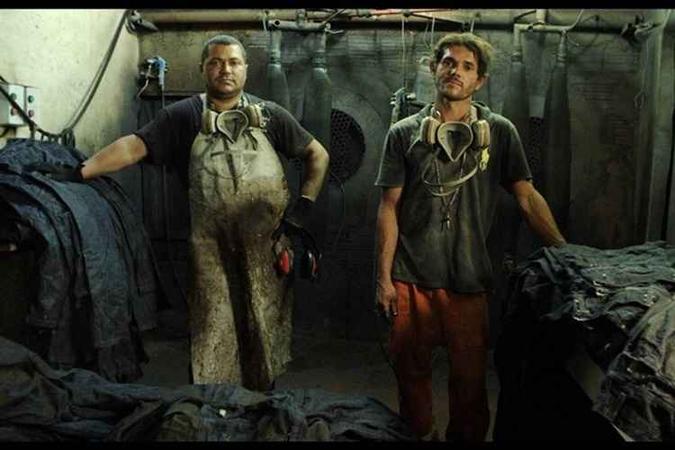 Dois trabalhadores de Toritama(foto: Reprodução/ Vitrine Filmes) Dois trabalhadores de Toritama(foto: Reprodução/ Vitrine Filmes)