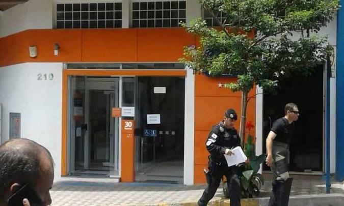 Entorno da agência foi isolado e movimentação policial chamou a atenção da população (foto: Polícia Militar/ Divulgação ) Entorno da agência foi isolado e movimentação policial chamou a atenção da população (foto: Polícia Militar/ Divulgação )