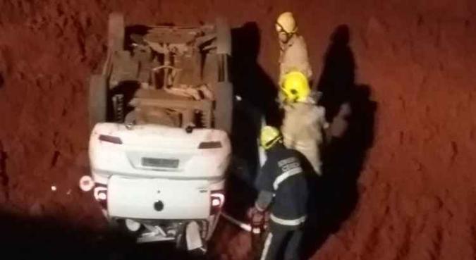 Bombeiros retiram feridos de vala no Eixão Norte na madrugada desta quinta-feira (31/8)(foto: CBMDF/Divulgação) Bombeiros retiram feridos de vala no Eixão Norte na madrugada desta quinta-feira (31/8)(foto: CBMDF/Divulgação)