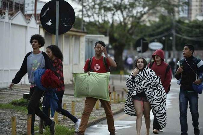 Alunos deixam escola ocupada em Taguatinga sem ação da Polícia Militar(foto: Breno Fortes/CB/D.A Press) Alunos deixam escola ocupada em Taguatinga sem ação da Polícia Militar(foto: Breno Fortes/CB/D.A Press)