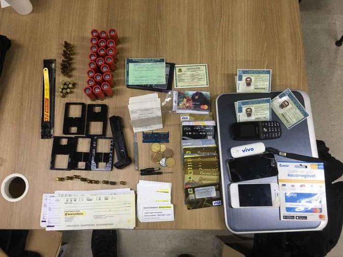 Com os envolvidos, foram encontrados diversos documentos e cartões(foto: Divulgação/PCDF) Com os envolvidos, foram encontrados diversos documentos e cartões(foto: Divulgação/PCDF)