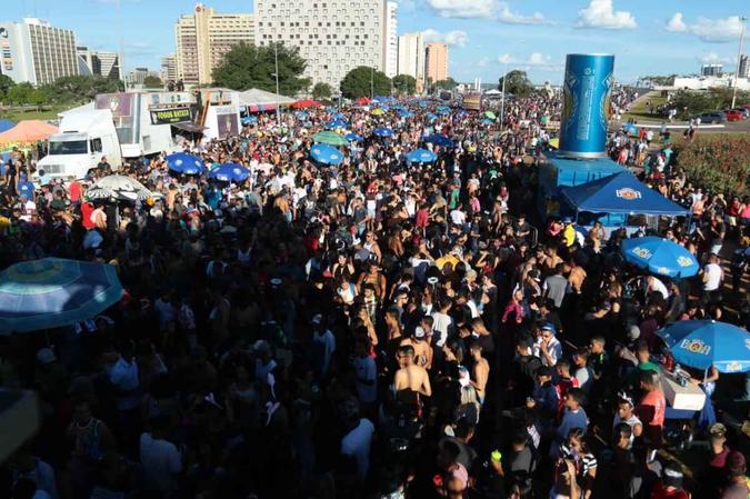 Raparigueiros foi um dos blocos mais cheios no último dia de folia(foto: Luis Nova/Esp/CB/D.A Press) Raparigueiros foi um dos blocos mais cheios no último dia de folia(foto: Luis Nova/Esp/CB/D.A Press)