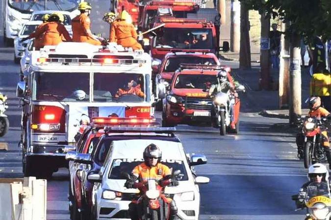 O cortejo com o corpo da bombeira Marizelli (no detalhe) passou pela Avenida Samdu Norte, que precisou ser parcialmente interditada até o Cemitério de Taguatinga(foto: Ed Alves/CB/D.A Press) O cortejo com o corpo da bombeira Marizelli (no detalhe) passou pela Avenida Samdu Norte, que precisou ser parcialmente interditada até o Cemitério de Taguatinga(foto: Ed Alves/CB/D.A Press)