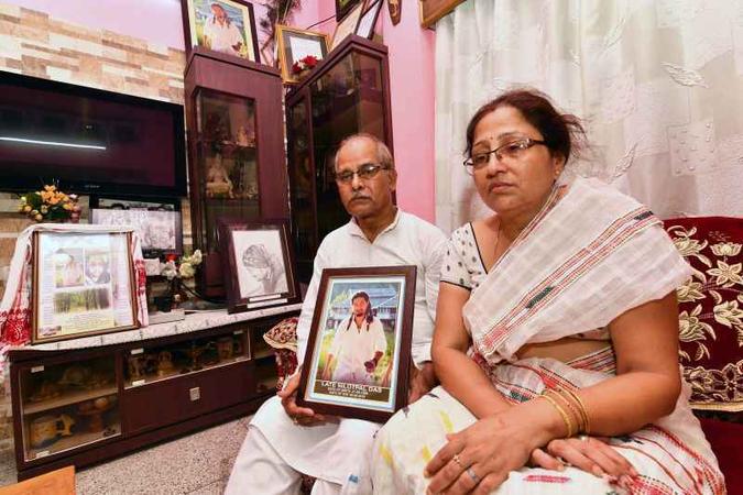 Gopal Chandra e Radhika com a foto do filho, Nilotpal, linchado com um amigo no distrito de Karbi Anglong, no estado de Assam (foto: Biju Boro/AFP) Gopal Chandra e Radhika com a foto do filho, Nilotpal, linchado com um amigo no distrito de Karbi Anglong, no estado de Assam (foto: Biju Boro/AFP)