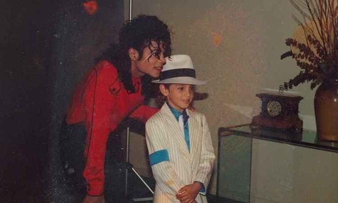 Em Deixando Neverland, dois homens acusam Michael Jackson de abusá-los sexualmente ainda na infância(foto: HBO/Divulgação ) Em Deixando Neverland, dois homens acusam Michael Jackson de abusá-los sexualmente ainda na infância(foto: HBO/Divulgação )