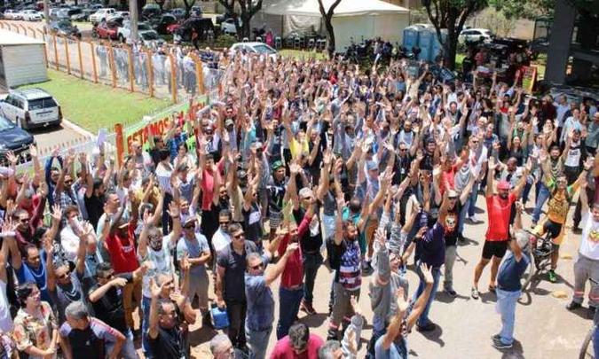 Em greve há três dias, categoria faz nova votação após rejeitar proposta da CEB na quarta-feira (4/12)(foto: Divulgação/Stiu-DF) Em greve há três dias, categoria faz nova votação após rejeitar proposta da CEB na quarta-feira (4/12)(foto: Divulgação/Stiu-DF)