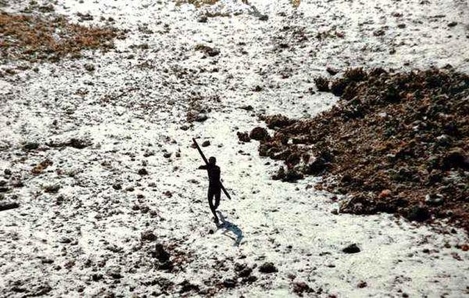 As autoridades realizam sua busca observando a ilha a distância, para evitar o contato com os nativos(foto: AFP) As autoridades realizam sua busca observando a ilha a distância, para evitar o contato com os nativos(foto: AFP)