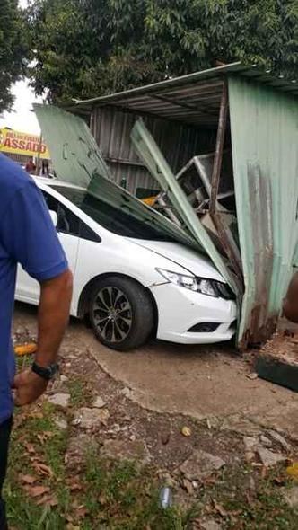 Na fuga, os sequestradores bateram o carro em banca de frutas(foto: PMDF/Divulgação) Na fuga, os sequestradores bateram o carro em banca de frutas(foto: PMDF/Divulgação)