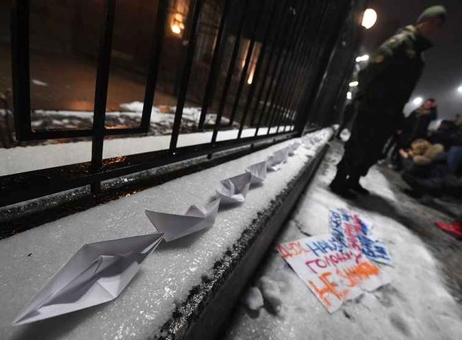 Barcos de papel são vistos em frente à Embaixada da Rússia em Kiev no final de domingo (25/11), durante um protesto após um incidente no Mar Negro na Crimeia anexa a Moscou, no qual três navios ucranianos foram apreendidos por um navio de guarda de fronteira russo. quando os três navios estavam a caminho do Estreito de Kerch em direção ao porto de Mariupol(foto: SERGEI SUPINSKY / AFP) Barcos de papel são vistos em frente à Embaixada da Rússia em Kiev no final de domingo (25/11), durante um protesto após um incidente no Mar Negro na Crimeia anexa a Moscou, no qual três navios ucranianos foram apreendidos por um navio de guarda de fronteira russo. quando os três navios estavam a caminho do Estreito de Kerch em direção ao porto de Mariupol(foto: SERGEI SUPINSKY / AFP)