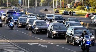 Foto mostra comboio transportando os corpos de cinco vítimas argentinas do ataque de 31 de outubro, em Nova York(foto: Fernando Gens/ AFP ) Foto mostra comboio transportando os corpos de cinco vítimas argentinas do ataque de 31 de outubro, em Nova York(foto: Fernando Gens/ AFP )