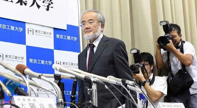 Yoshinori Ohsumi chega para receber prêmio Nobel: reconhecimento(foto: Toru Yamanaka/AFP) Yoshinori Ohsumi chega para receber prêmio Nobel: reconhecimento(foto: Toru Yamanaka/AFP)