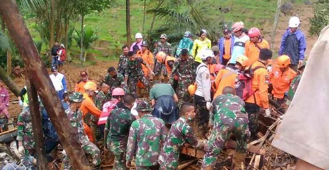 O incidente soterrou 30 casas na aldeia de Sirnaresmi, no distrito de Sukabumi, em Java Ocidental(foto: AFP PHOTO / Badan Nasional Penanggulangan Bencana (BNPB)) O incidente soterrou 30 casas na aldeia de Sirnaresmi, no distrito de Sukabumi, em Java Ocidental(foto: AFP PHOTO / Badan Nasional Penanggulangan Bencana (BNPB))