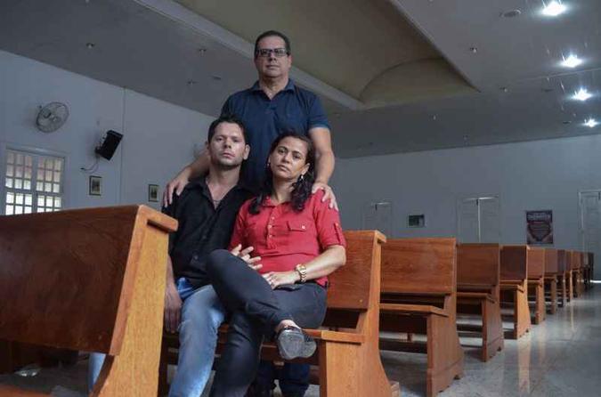 Antonio Alves (em pé) faz parte da Pastoral da Esperança, em que ajuda pessoas como Junior Sobreira e Nilma Mesquita em momento de dor(foto: Ana Carneiro/Esp. CB/D.A Press) Antonio Alves (em pé) faz parte da Pastoral da Esperança, em que ajuda pessoas como Junior Sobreira e Nilma Mesquita em momento de dor(foto: Ana Carneiro/Esp. CB/D.A Press)