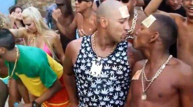 Nego do Borel beija MC Frank no clipe 'Furducinho', lançado em 2014. (foto: YouTube/Reprodução) Nego do Borel beija MC Frank no clipe 'Furducinho', lançado em 2014. (foto: YouTube/Reprodução)