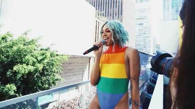 Pabllo Vittar reuniu multidão em pocket show gratuito em fachada de loja na Rua Augusta, em São Paulo(foto: Facebook/Reprodução) Pabllo Vittar reuniu multidão em pocket show gratuito em fachada de loja na Rua Augusta, em São Paulo(foto: Facebook/Reprodução)