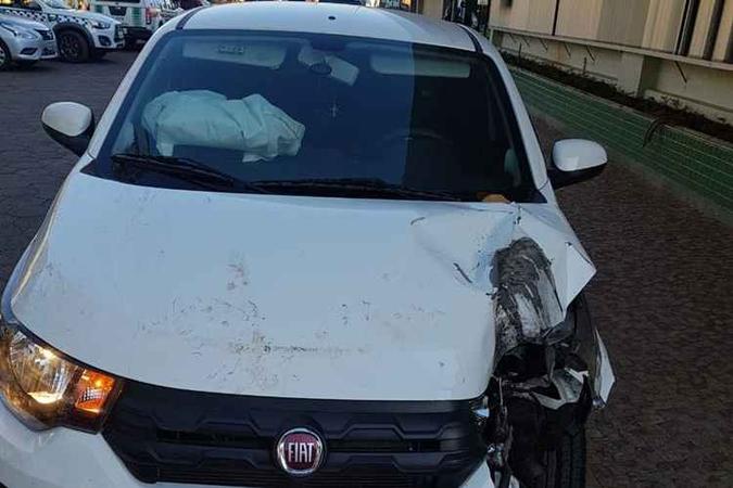 O suspeito foi perseguido pela polícia e só parou após bater em árvore(foto: PMDF/Divulgação) O suspeito foi perseguido pela polícia e só parou após bater em árvore(foto: PMDF/Divulgação)