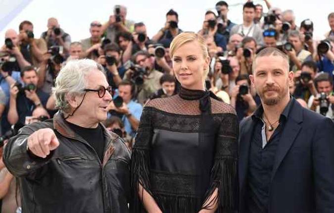 O diretor George Miller e os atores Charlize Theron e Tom Hardy no lançamento de Mad Max em Cannes; sorrisos só na frente das câmeras(foto: ANNE-CHRISTINE POUJOULAT) O diretor George Miller e os atores Charlize Theron e Tom Hardy no lançamento de Mad Max em Cannes; sorrisos só na frente das câmeras(foto: ANNE-CHRISTINE POUJOULAT)