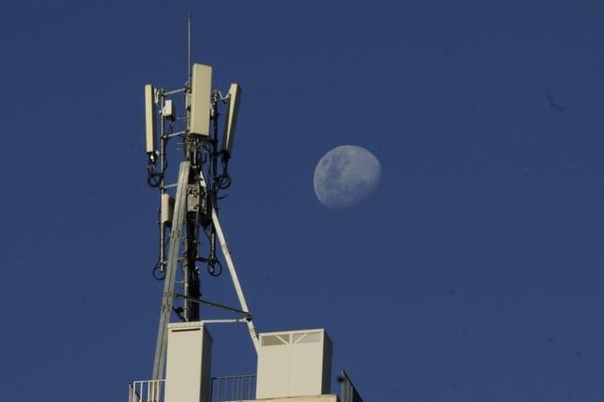 Hoje, as antenas podem ser colocadas no alto de prédios, à beira de rodovias, em escolas ou terrenos descampados(foto: Carlos Vieira/CB/D.A Press) Hoje, as antenas podem ser colocadas no alto de prédios, à beira de rodovias, em escolas ou terrenos descampados(foto: Carlos Vieira/CB/D.A Press)