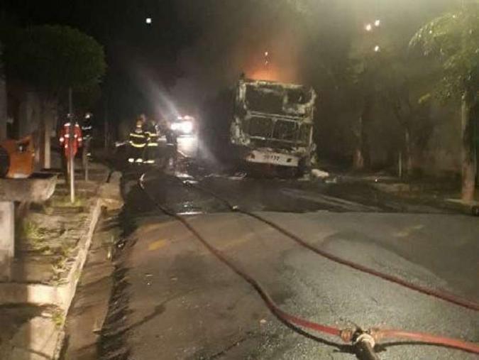 Bombeiros combatem incêndio criminoso a ônibus no Bairro Goiânia. Bandidos deixaram bilhete(foto: Divulgação / CBMMG) Bombeiros combatem incêndio criminoso a ônibus no Bairro Goiânia. Bandidos deixaram bilhete(foto: Divulgação / CBMMG)