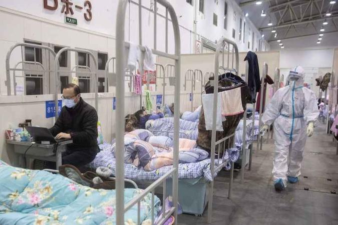 Autoridades de saúde na China atualizam os números diáriamente(foto: STR/AFP) Autoridades de saúde na China atualizam os números diáriamente(foto: STR/AFP)