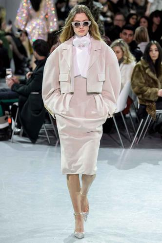 A alfaiataria de Alexandre Vauthier veio em tons de bege mais claro, combinado com o branco e em proporções oversized.(foto: Alexandre Vauthier/Divulgação) A alfaiataria de Alexandre Vauthier veio em tons de bege mais claro, combinado com o branco e em proporções oversized.(foto: Alexandre Vauthier/Divulgação)