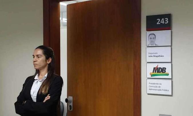 Policial legislativa foi deslocada para porta do gabinete para garantir o acesso restrito à PF (foto: Paulo Filgueiras/EM/D.A Press) Policial legislativa foi deslocada para porta do gabinete para garantir o acesso restrito à PF (foto: Paulo Filgueiras/EM/D.A Press)