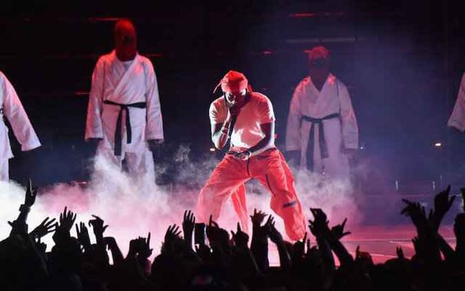 Kendrick Lamar apresentou medley de DNA e Humble no VMA(foto: MTV/Reprodução) Kendrick Lamar apresentou medley de DNA e Humble no VMA(foto: MTV/Reprodução)