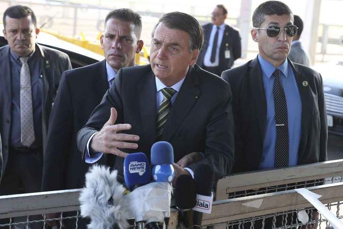 Bolsonaro cumprimenta populares e fala à imprensa no Alvorada (foto: Antonio Cruz/ Agência Brasil) Bolsonaro cumprimenta populares e fala à imprensa no Alvorada (foto: Antonio Cruz/ Agência Brasil)