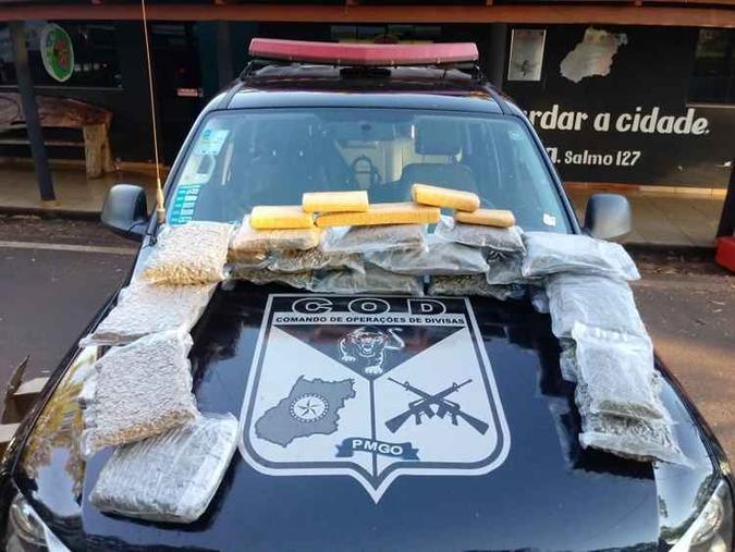 Apreensão de maconha avaliada em R$ 400 mil que seria comercializada em Brasília(foto: Divulgação/PM) Apreensão de maconha avaliada em R$ 400 mil que seria comercializada em Brasília(foto: Divulgação/PM)