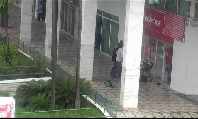A vítima, um homem de 25 anos, passava em frente a uma agência bancária quando foi surpreendida por três rapazes(foto: Reprodução/PMDF) A vítima, um homem de 25 anos, passava em frente a uma agência bancária quando foi surpreendida por três rapazes(foto: Reprodução/PMDF)