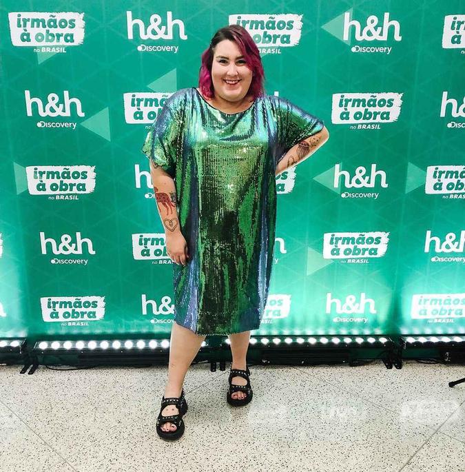A youtuber e produtora Máqui Nóbrega apostou no conforto das dad sandals com o look glamouroso de paetê para o evento que apresentou: Irmãos à obra, do Discovery H&H. (foto: Fotos: Reprodução/Instagram) A youtuber e produtora Máqui Nóbrega apostou no conforto das dad sandals com o look glamouroso de paetê para o evento que apresentou: Irmãos à obra, do Discovery H&H. (foto: Fotos: Reprodução/Instagram)