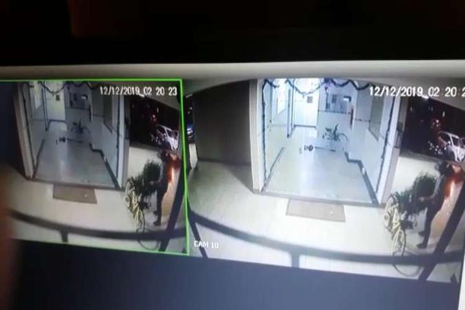 Por volta das 2h, o homem entrou no prédio residencial e furtou a árvore natalina(foto: PCDF/Divulgação) Por volta das 2h, o homem entrou no prédio residencial e furtou a árvore natalina(foto: PCDF/Divulgação)