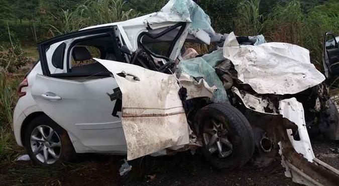 Os três ocupantes do Peugeot - pai, mãe e a filha, de 4 anos - morreram na hora(foto: PRF/Divulgação) Os três ocupantes do Peugeot - pai, mãe e a filha, de 4 anos - morreram na hora(foto: PRF/Divulgação)