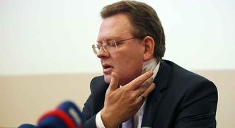 O prefeito de Altena, Andreas Hollstein , depois de ter sido atacado com uma faca (foto: Oliver Berg / AFP ) O prefeito de Altena, Andreas Hollstein , depois de ter sido atacado com uma faca (foto: Oliver Berg / AFP )