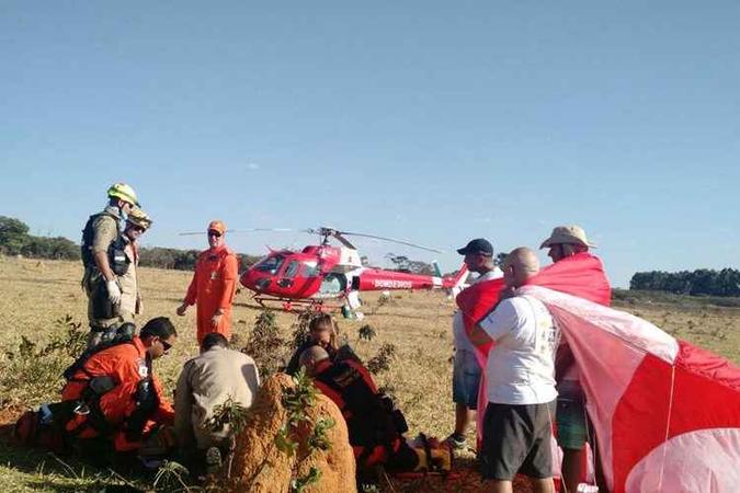 Uma aeronave dos bombeiros do Distrito Federal resgatou o homem após socorro da corporação goiana (foto: CBMDF/Divulgação) Uma aeronave dos bombeiros do Distrito Federal resgatou o homem após socorro da corporação goiana (foto: CBMDF/Divulgação)