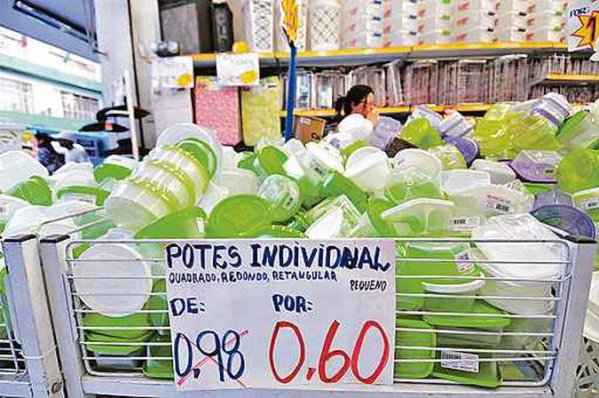 Produtos à venda em supermercados: uso intensivo pelos brasileiros coloca o Brasil entre os que mais consomem a matéria-prima(foto: Alexandre Guzanshe/Estado de Minas) Produtos à venda em supermercados: uso intensivo pelos brasileiros coloca o Brasil entre os que mais consomem a matéria-prima(foto: Alexandre Guzanshe/Estado de Minas)