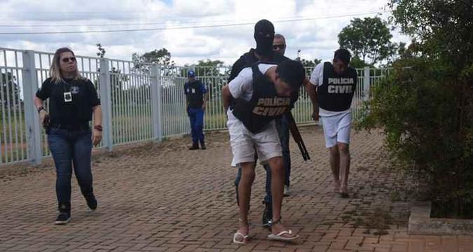 Assassino de estudante e comparsa chegam ao Fórum de Alexânia com colete à prova de balas(foto: Ed Alves/CB/D.A Press) Assassino de estudante e comparsa chegam ao Fórum de Alexânia com colete à prova de balas(foto: Ed Alves/CB/D.A Press)