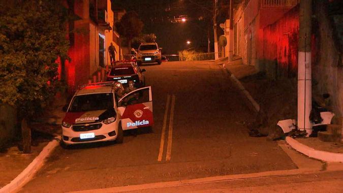 Carro da polícia atropelou mulher e criança durante perseguição no Aricanduva(foto: Reprodução/TV Globo ) Carro da polícia atropelou mulher e criança durante perseguição no Aricanduva(foto: Reprodução/TV Globo )