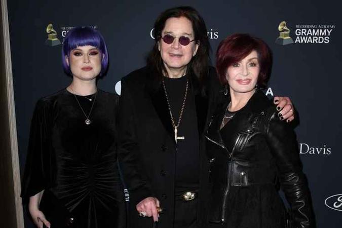 Ozzy compareceu ao Grammy ao lado da filha Kelly e da esposa Sharon(foto: Jon Kopaloff/Getty Images/AFP) Ozzy compareceu ao Grammy ao lado da filha Kelly e da esposa Sharon(foto: Jon Kopaloff/Getty Images/AFP)