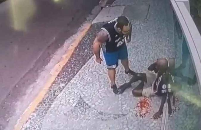 Outro indício que aponta Edylla Carneiro como coautora são imagens do circuito interno do edifício que mostram o momento em que ela lava as mãos de Bruno sujas de sangue, após esmurrar Willian(foto: Reprodução/WhatsApp) Outro indício que aponta Edylla Carneiro como coautora são imagens do circuito interno do edifício que mostram o momento em que ela lava as mãos de Bruno sujas de sangue, após esmurrar Willian(foto: Reprodução/WhatsApp)