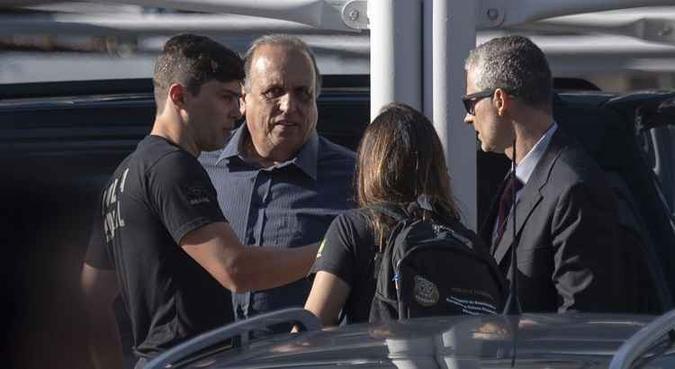 O Ministério Público Federal sustentou na petição que, solto, Luiz Fernando Pezão poderia dificultar ainda mais a recuperação dos valores(foto: Mauro Pimentel/AFP) O Ministério Público Federal sustentou na petição que, solto, Luiz Fernando Pezão poderia dificultar ainda mais a recuperação dos valores(foto: Mauro Pimentel/AFP)