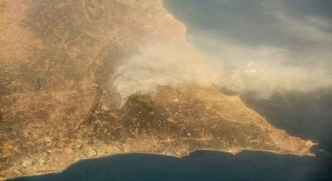 O incêndio em Portugal é visível da Estação Espacial Internacional (ISS)(foto: AFP/ESA/Alexander Gerst) O incêndio em Portugal é visível da Estação Espacial Internacional (ISS)(foto: AFP/ESA/Alexander Gerst)