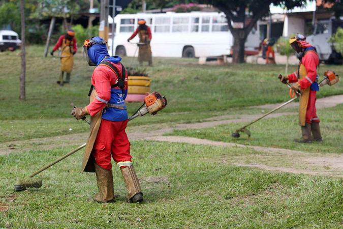 Programa Cidades Limpas na 11ª edição, realizada em Sobradinho II e na Fercal (km 12 da DF-150), ao lado da administração regional.(foto: Denio Simões/Agencia Brasília) Programa Cidades Limpas na 11ª edição, realizada em Sobradinho II e na Fercal (km 12 da DF-150), ao lado da administração regional.(foto: Denio Simões/Agencia Brasília)