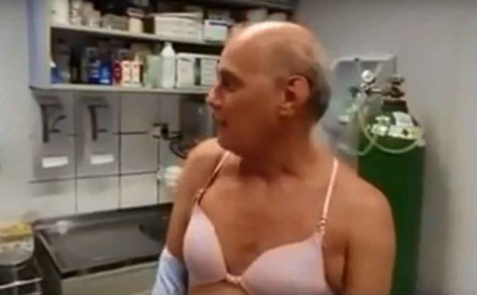 Em reportagem sobre vacinação contra a gripe, o jornalista surpreendeu ao aparecer de sutiã(foto: Reprodução/TV Band) Em reportagem sobre vacinação contra a gripe, o jornalista surpreendeu ao aparecer de sutiã(foto: Reprodução/TV Band)