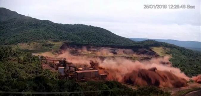 Exato momento do rompimento da barragem de Brumadinho captado por câmeras de segurança(foto: Reprodução/Internet) Exato momento do rompimento da barragem de Brumadinho captado por câmeras de segurança(foto: Reprodução/Internet)