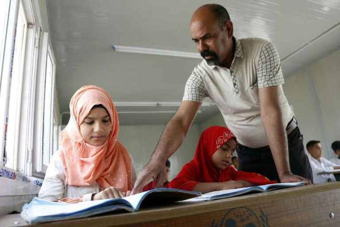 Malak, de 10 anos, com outras crianças ciganas no colégio em Bagdá(foto: AFP) Malak, de 10 anos, com outras crianças ciganas no colégio em Bagdá(foto: AFP)