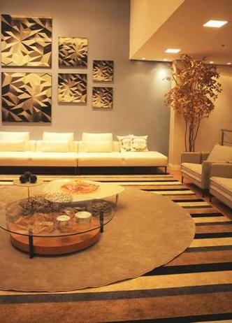 No ambiente criado pela design de interiores Maju Hosken, o tapete retangular grande e estampado dá uma sensação de amplitude. Uma peça neutra e redonda dá um charme extra ao destacar a mesinha de centro(foto: William de Paula/Divulgação) No ambiente criado pela design de interiores Maju Hosken, o tapete retangular grande e estampado dá uma sensação de amplitude. Uma peça neutra e redonda dá um charme extra ao destacar a mesinha de centro(foto: William de Paula/Divulgação)