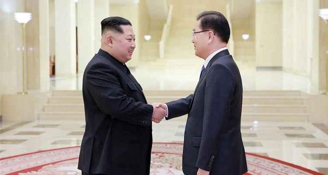 Antes do acordo desta terça-feira, líder da Coreia do Norte, Kim Jong-un, recebeu ontem a delegação sul-coreana em encontro histórico(foto: STR / KCNA VIA KNS / AFP) Antes do acordo desta terça-feira, líder da Coreia do Norte, Kim Jong-un, recebeu ontem a delegação sul-coreana em encontro histórico(foto: STR / KCNA VIA KNS / AFP)